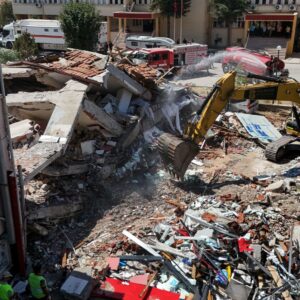 balikesirdeki depremde yikilan binanin enkazi kaldiriliyor A47HPLve