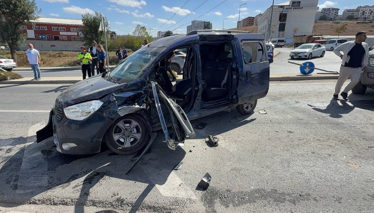 arnavutkoyde iki arac carpisti PSdfXVMs