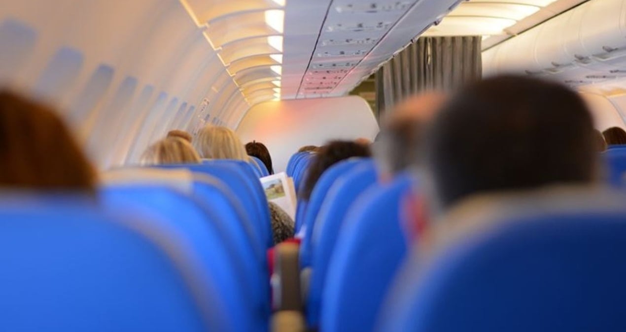 bir anda pasaportunu yedi ucak acil inis yapti HRiktnQM