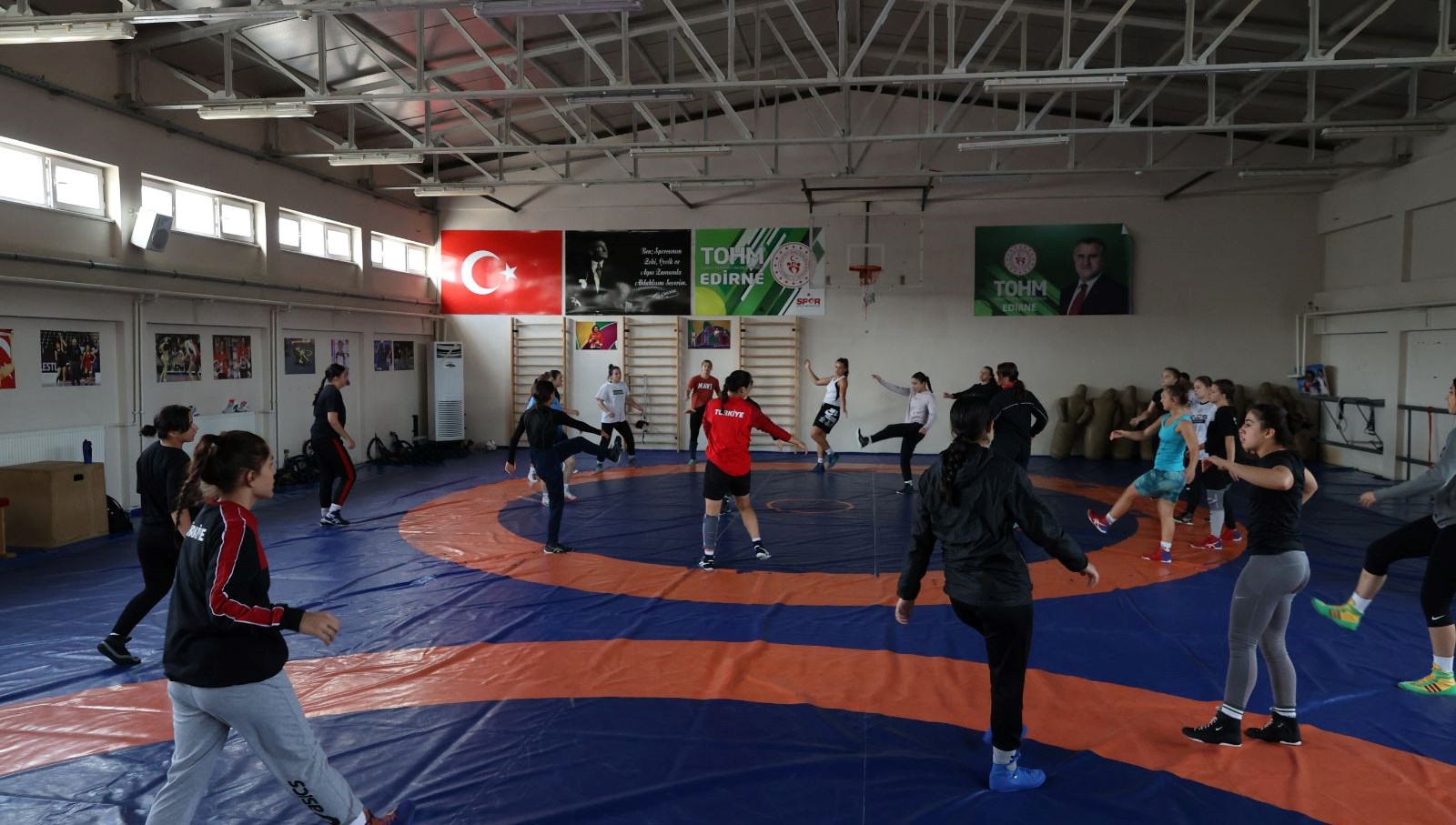 kosavali kadin guresciler edirnede kamp yapiyor fSNj2Xv9