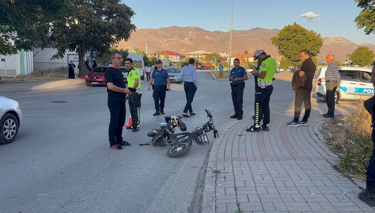 panelvan elektrikli bisiklete carpti bir kisi agir yaralandi nZ2xEMp8