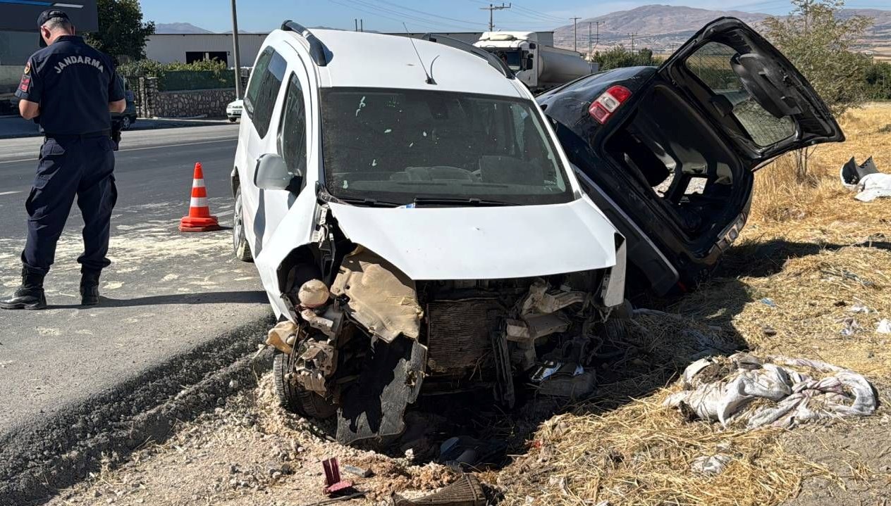 park halindeki hafif ticari araca carpti 3 kisi yaralandi gSQwgsQe