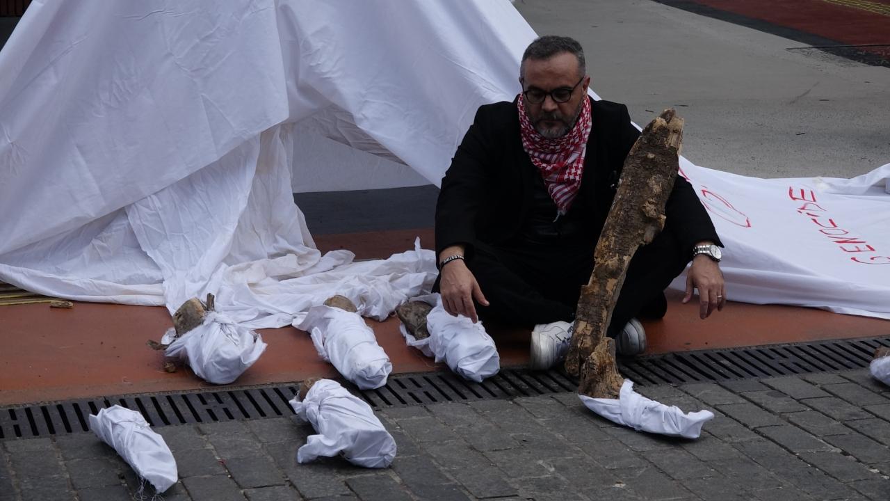 gazzede olen bebeklere dikkat cekmek icin kefenli eylem yapti 7RaJRNCQ