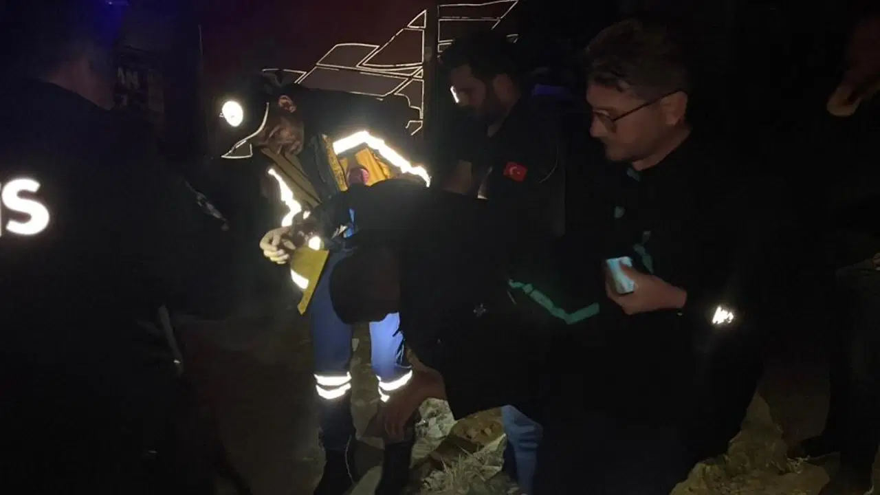 kamyonunda yarali halde bulunan sahis hastaneye kaldirildi v3rg4kss.jpg