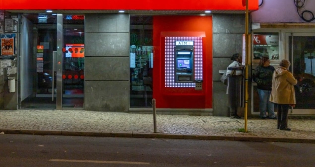 koklu banka 76 subesini tek tek kapatiyor UWRv5tQA.jpg