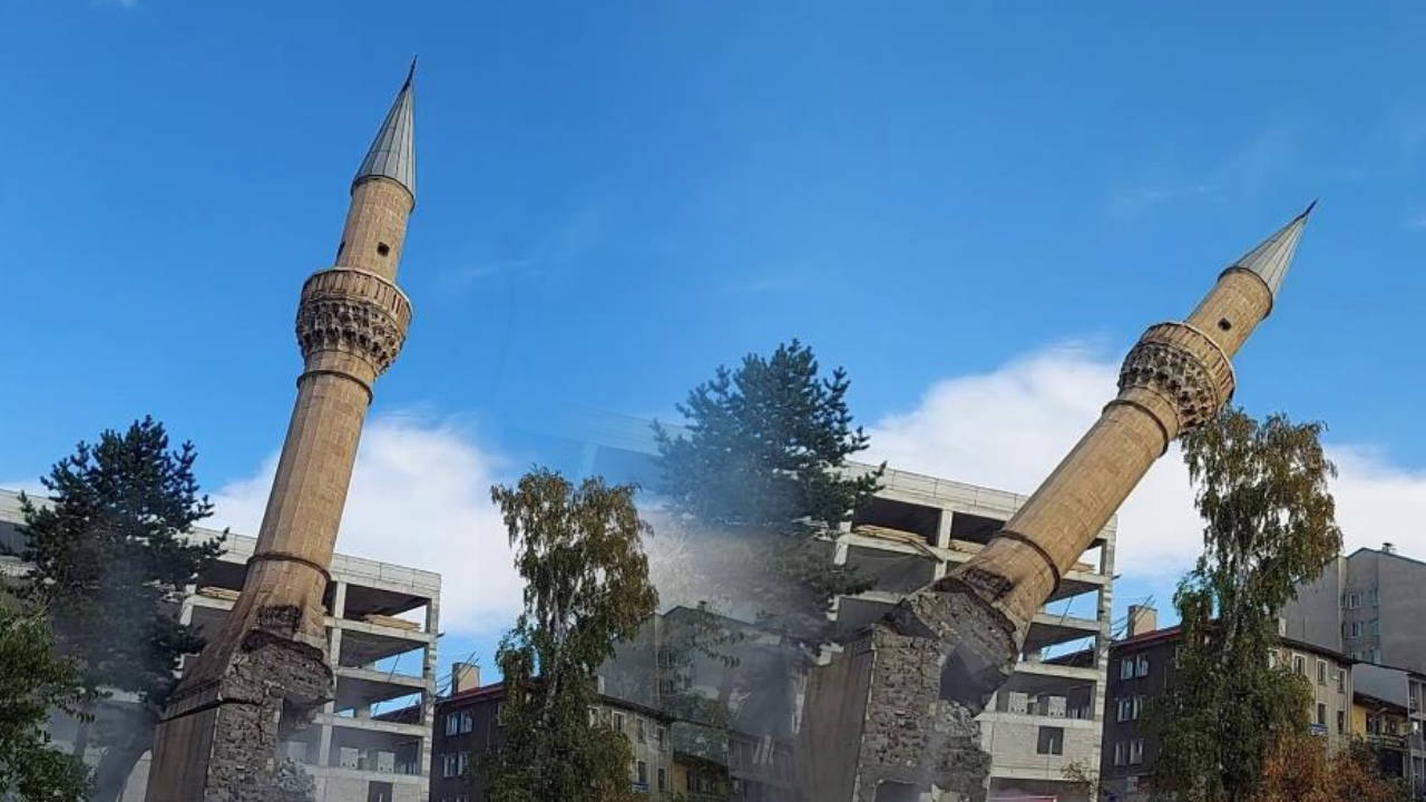 minare saniyeler icinde yerle bir oldu u1LVXOdx.jpg