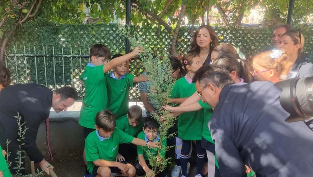 sehit ogretmen adinin verildigi okulda anildi ql2UppW8.jpg