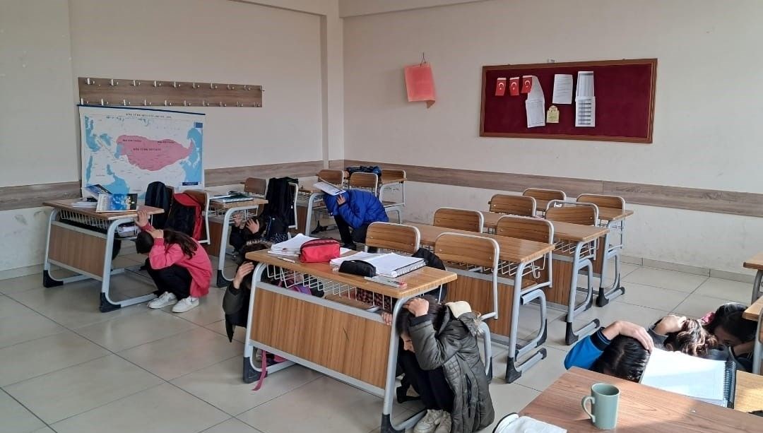 vanda tum okullarda es zamanli tatbikat 5VCtbHtj.jpg