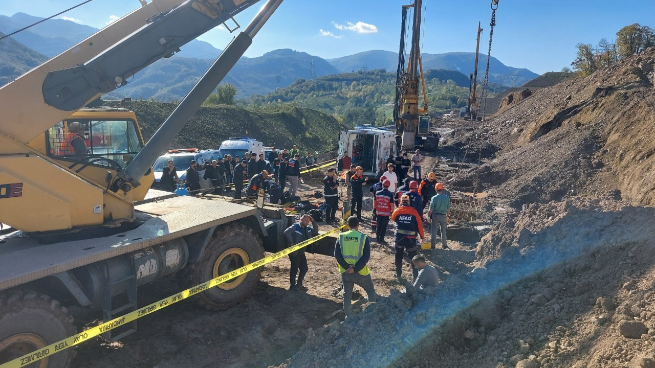 yol calismasi sirasinda kuyuya dusen isciden aci haber ASMTvRSP.jpg